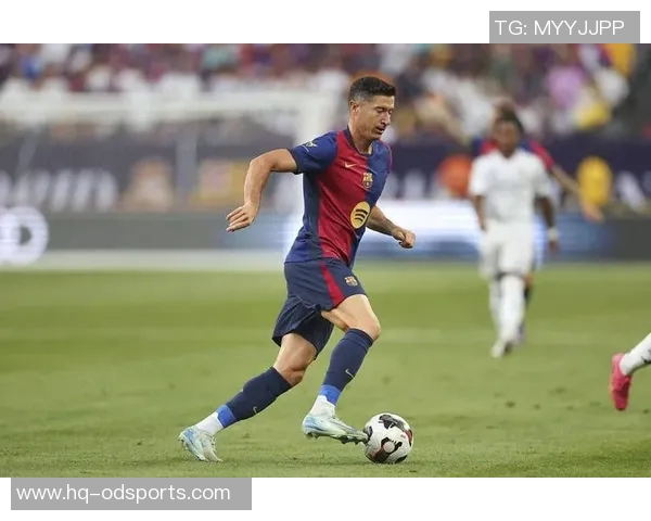 莱万欧冠表现惊艳10场打入12球射手榜领跑前景光明